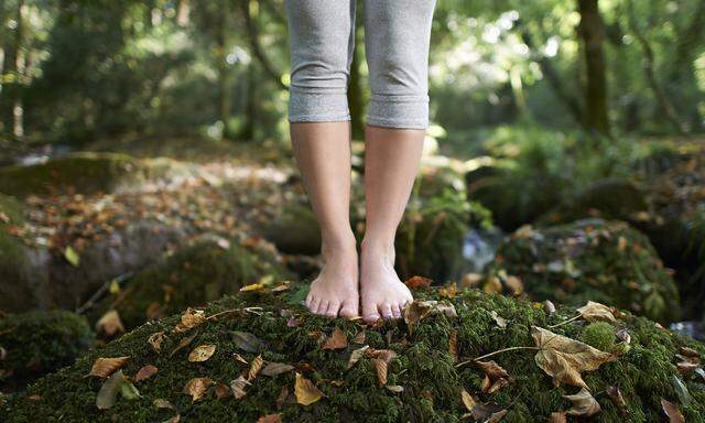 Wir spüren, dass uns Hautkontakt mit der Natur guttut. Warum das so ist, wird meist nicht hinterfragt.