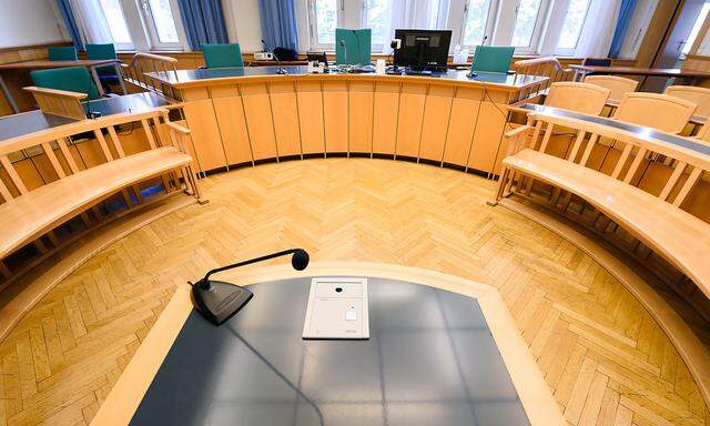 Im Straflandesgericht Wien (Bild: Gerichtssaal) musste S. (55) als Angeklagter das Sterben seiner Ehefrau erklären. Die Anklage lautete auf Mord.