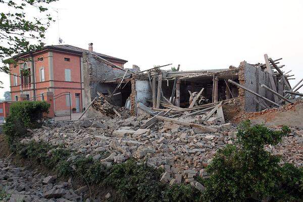 Die Schäden bei Monumenten und Gebäuden mit historischer Bedeutung seien erheblich, teilten Experten des italienischen Kulturministeriums in Rom mit. Besonders betroffen seien Kirchen und Schlösser in den Provinzen Modena, Bologna und Ferrara.