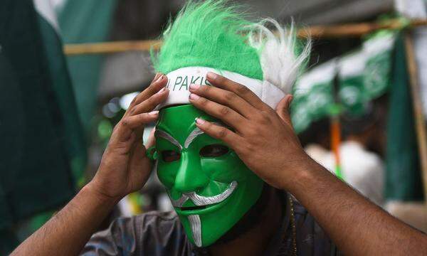 Vor dem Unabhängigkeitstag an diesem Montag preist ein Verkäufer seine Masken in den Nationalfarben an. Doch die Feierstimmung hält sich in Grenzen. Das Land steckt in einer politischen Krise. 