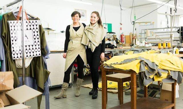 Stephanie Kukla (l.) und Magdalena Auer (r.) im Fertigungsbetrieb Maxa GmbH in Wien-Ottakring.