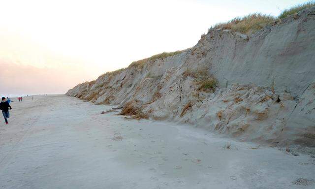 ★ Stürme wie Hewart in diesem Spätherbst greifen die Küstendünen an. Hier: die Abbruchkante zwischen Nordstrand und Weißer Düne auf Norderney in Ostfriesland.