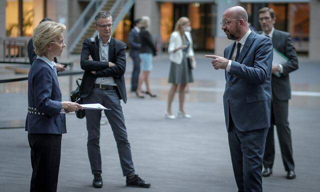 EU-Kommissionschefin Urusla von der Leyen und Ratspräsident Charles Michel sind in Brüssel - auf Abstand. Mit den EU-Staatschefs wird per Videokonferenz verhandelt.