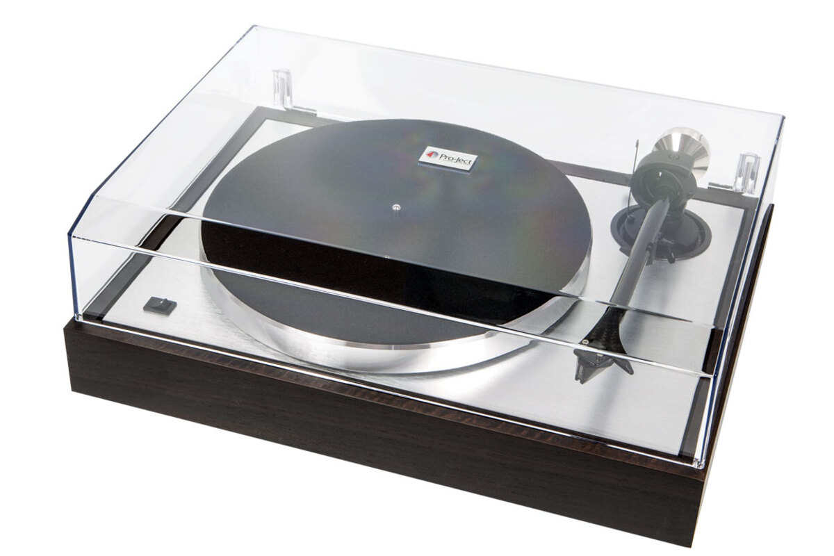 Zum 25-Jahr-Jubiläum bringt Pro-ject mit dem Classic einen Plattenspieler in Subchasis-Bauweise und Retro-Look, aber mit modernen Dämpfern. Preis ab 950 Euro.