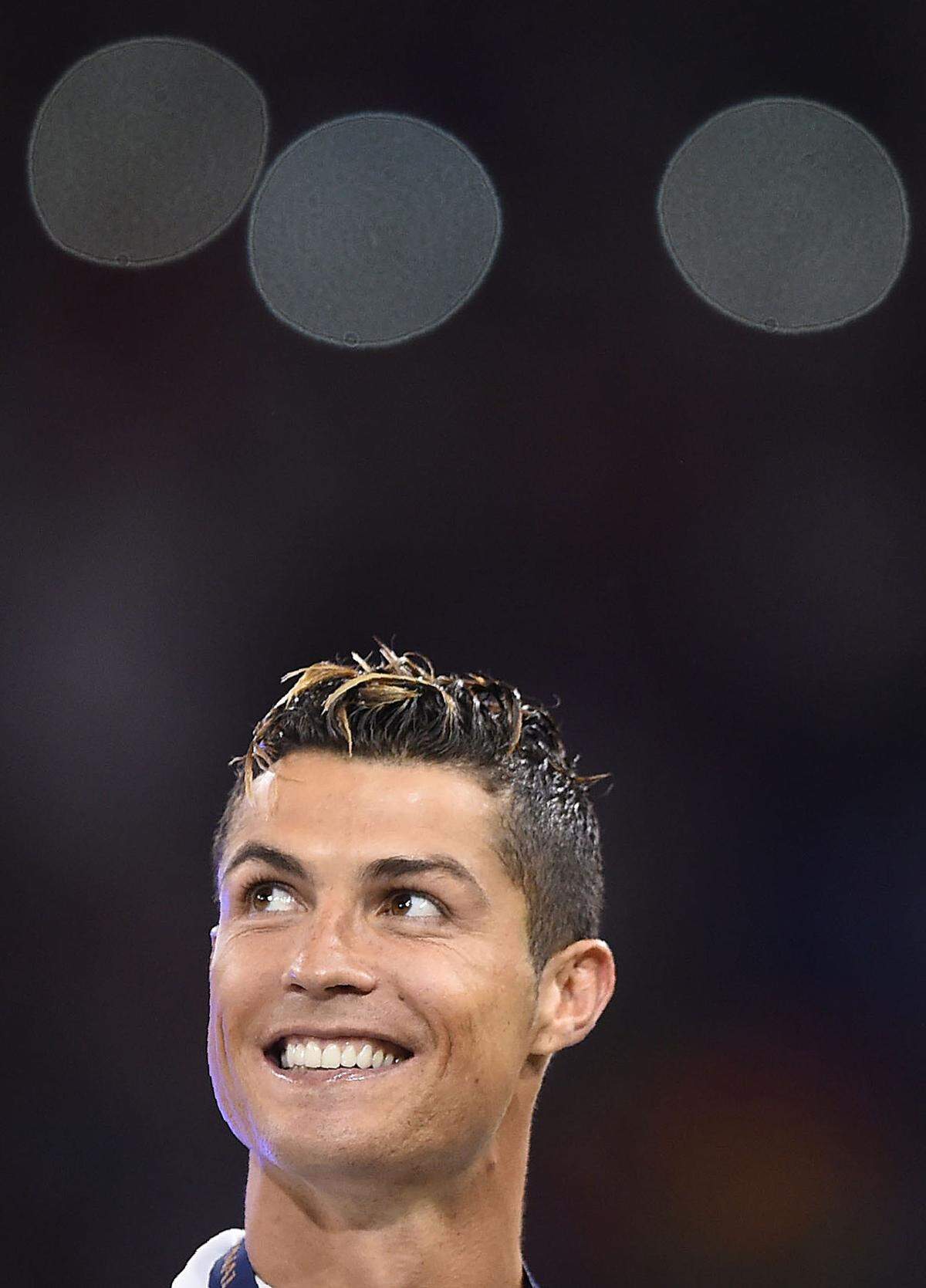Sonst kennt man ihn als die Nummer sieben, bei "Forbes" trägt er die fünf. Ronaldos Einnahmen beliefen sich auf 93 Millionen Dollar.