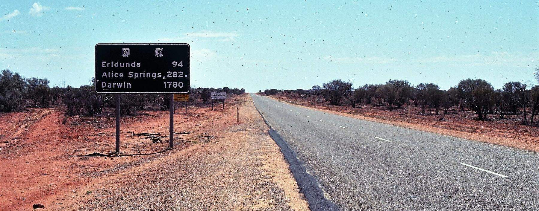 Auf dem Stuart Highway im Northern Territory bald nach der Grenze zu South Australia.