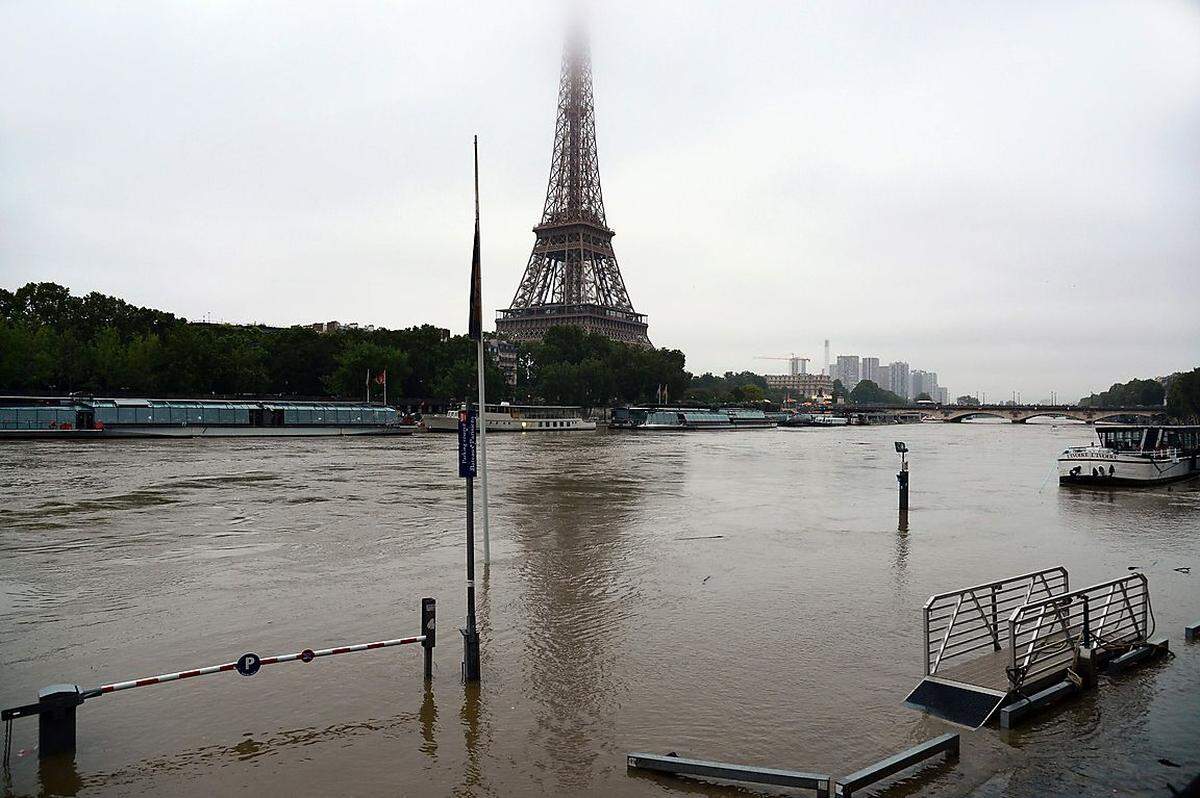 In Frankreich mussten 80 Straßen geschlossen werden. Seit Beginn der Unwetter am Sonntag, die vor allem im nördlichen Zentrum des Landes zu Hochwassern geführt haben, sei die Feuerwehr zu mehr als 10.500 Einsätzen ausgerückt. In Paris trat die Seine über die Ufer.