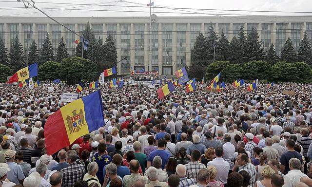 Laut Veranstaltern kamen über 100.000 Menschen am Sonntag zu einer Demonstration nach Chisinau gegen die Regierung.