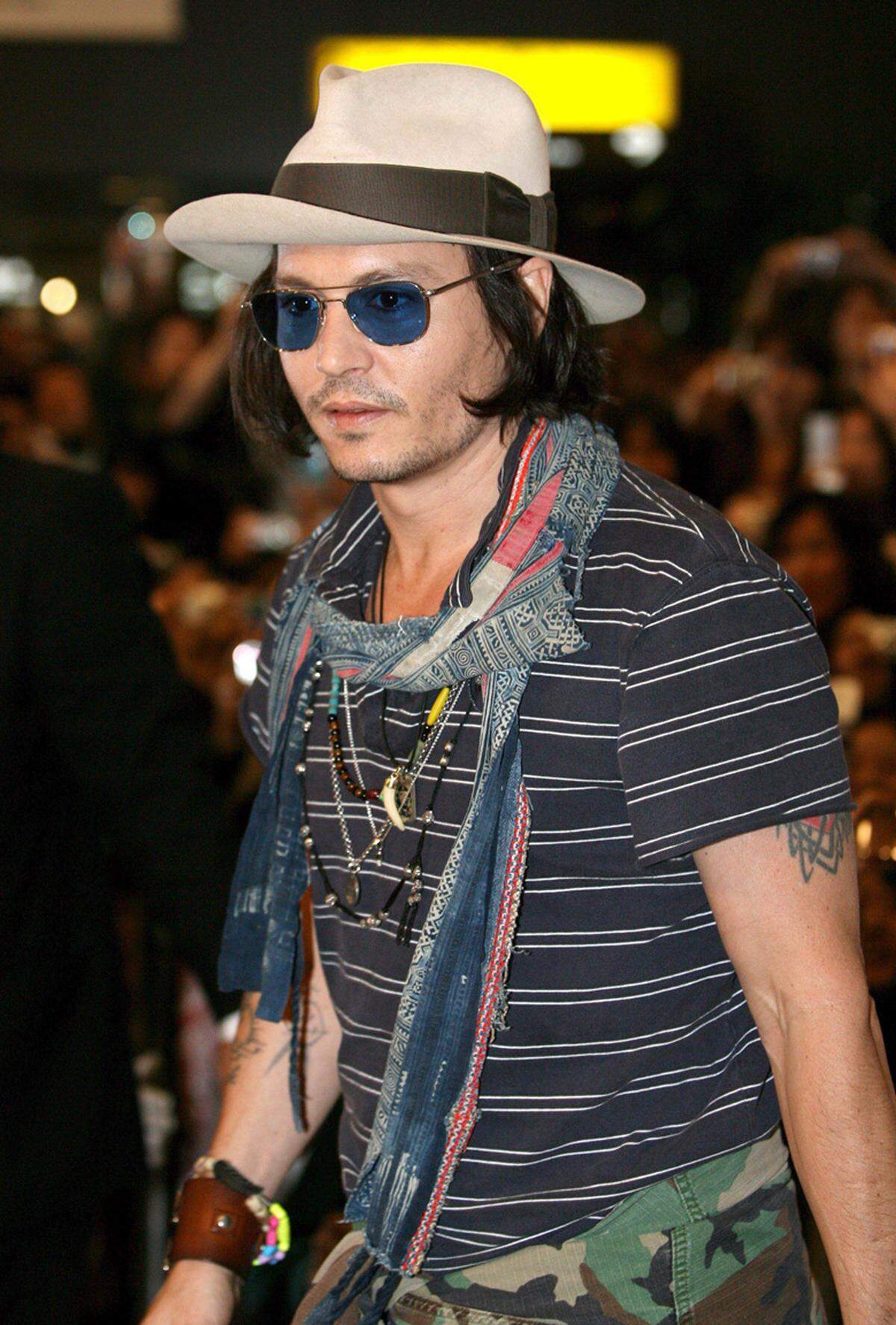 Nach den schlimmsten Modesünden für Frauen hat Ebay auch die Anti-Trends für Männer zusammengestellt. Fast ein Viertel der 1000 Befragten hält von zu vielen Accessoires nichts. Johnny Depp, der gleich auf Hut, Sonnenbrille, Kette und Schal setzt, scheint das egal zu sein.