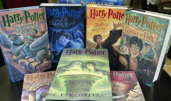 Sieben Bände über den Zauberlehrling wurden in den nächsten zehn Jahren verfasst. Mehr als 450 Millionen Mal verkauften sich die Abenteuer Harry Potters, die in 73 Sprachen erschienen sind.