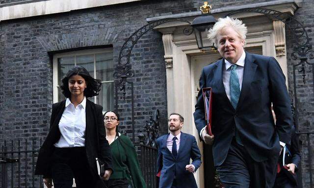 Kommen und Gehen in der Downing Street. Munira Mirza (l.), die politische Chefberaterin, verlässt – nebst anderen – Boris Johnson.