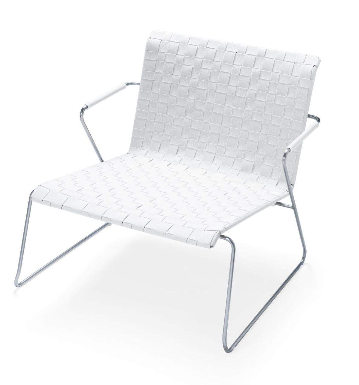 Der Lounge Sessel Slim Belt ist stapelbar, witterungsbeständig und komfortabel.Hersteller: VITEO GmbH, ÖsterreichIn-house design: Wolfgang Pichler, Österreich