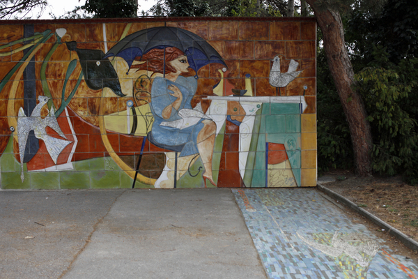 Der Wiener Künstler Helmut Leherbauer (1933 bis 1997), bekannt als Maitre Leherb, schuf wenige Meter neben dem ehemaligen Kaffeehaus das passende Keramik-Reliefbild "Kaffeehausszene".