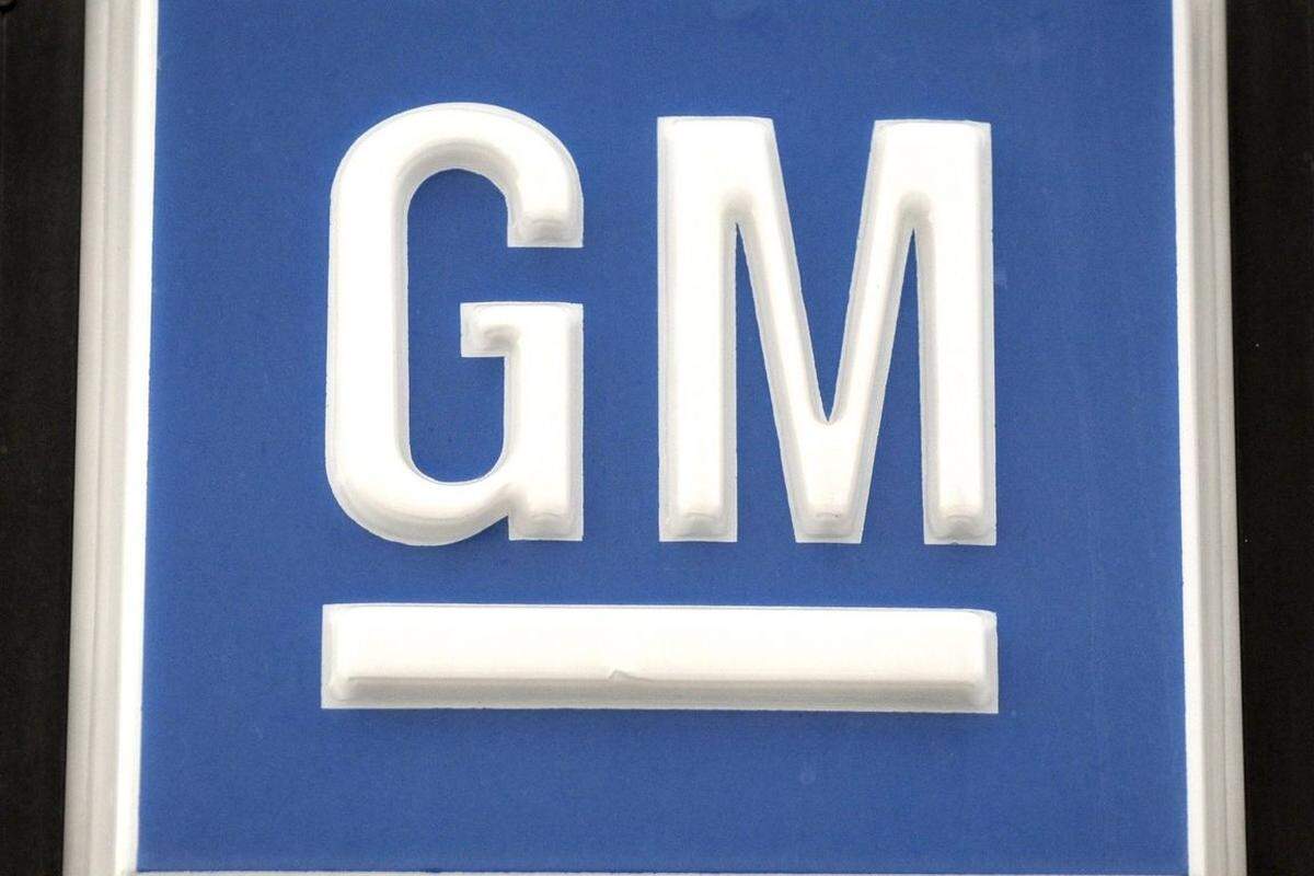 Beginnen wir mit den Gastgebern. Das Logo von General Motors ist die simple Abkürzung des Firmennamens. Auf Autos ist das Logo allerdings nie zu finden. Denn diese werden unter dem Namen von einer der acht Konzernmarken verkauft. Dies war bei GM auch immer schon so. Die Firma war seit ihrer Gründung im Jahr 1908 immer nur eine Holding für andere Marken - mit einer Ausnahme: dem Elektroauto GM EV1, das in den 1990er-Jahren 1100 Mal gebaut wurde.