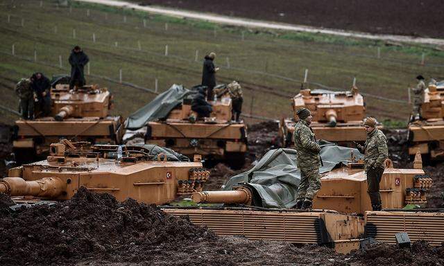 Türkische Soldaten bei ihren Leopard-Panzern. 