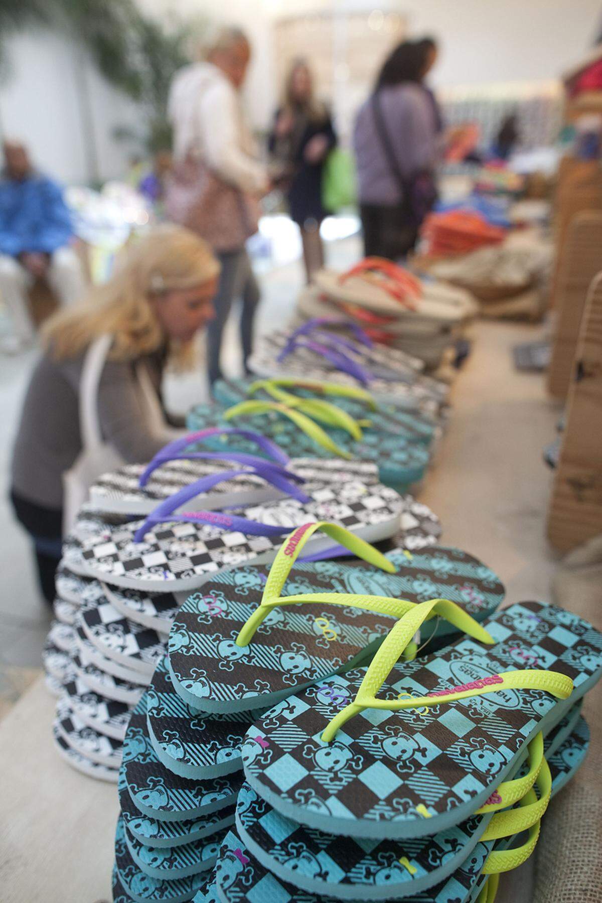 Havaiana wurde 1962 ins Leben gerufen. Inspiration waren typisch japanischen Reisstroh-Schuhe namens Zori. Die Zusammensetzung der berühmten Flipflops von Havaiana besteht aus einer geheimen Kunststoffmischung. Im Unterschied zu anderen Herstellern setzen die Brasilianer auf genoppten Kunsstoff und kein Plastik.