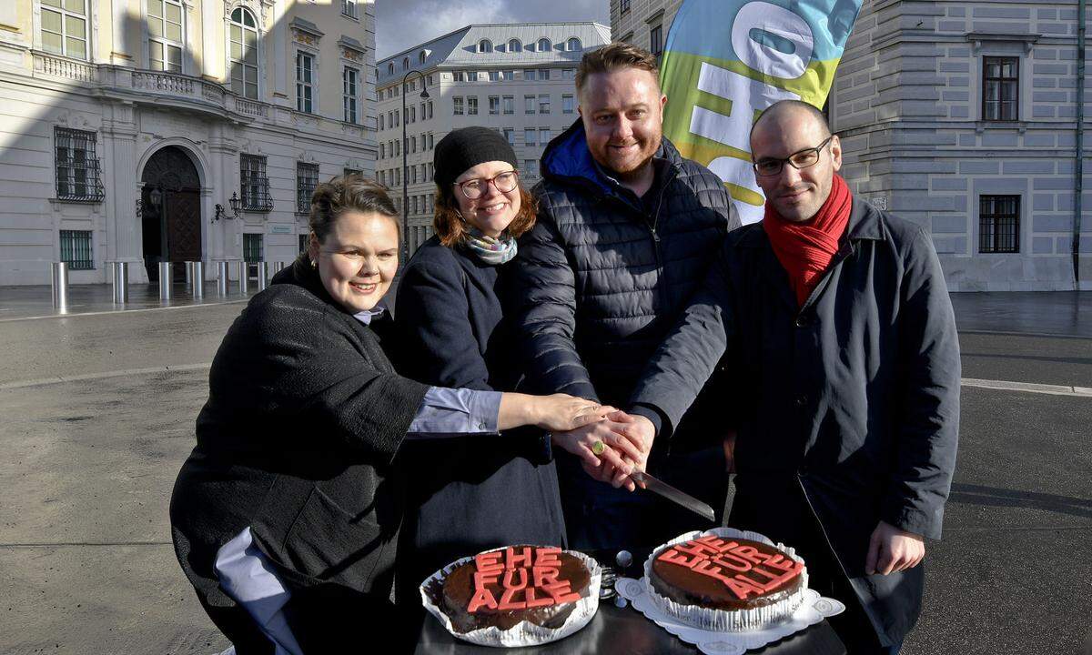 "Sorry Frau Ministerin, wenn einer warm ist, dann ich." SPÖ-Gleichbehandlungssprecher Mario Lindner, bekennender Homosexueller. Im Bild v. l.: Lena Jäger (Projektleiterin des Frauenvolksbegehrens), Andrea Brunner (SPÖ-Bundesfrauengeschäftsführerin), Mario Lindner (SPÖ-Bundesrat) und Bakri Hallak (Soho-Wien Vorsitzender) 