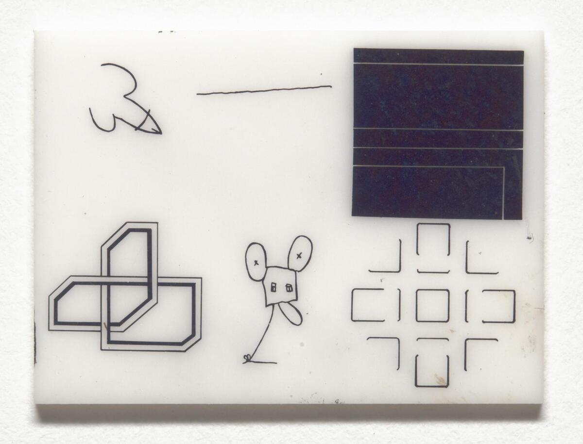 <u>Andy Warhol</u> schickte 1969 angeblich einen winzigen Kritzelpenis mit der Apollo 12 auf den Mond – auf einem Keramikplättchen, gemeinsam mit Zeichnungen seiner Pop-Art-Kollegen. „Moon Museum“ nannten sie ihre Aktion.