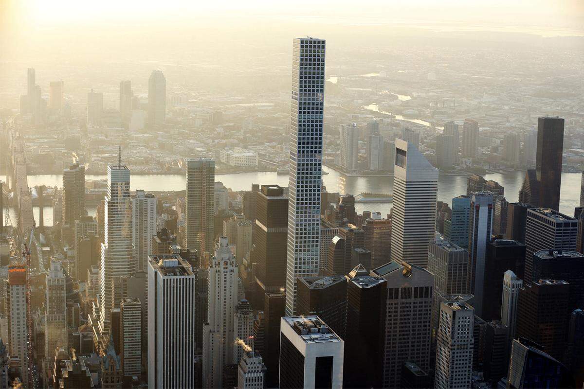 Aktueller Wert: 87 Millionen Euro Mit einer Höhe von 426 Metern thront der 2015 fertig gestellte Wohnturm über den anderen New Yorker Wolkenkratzern. Nur das One World Trade Center ist noch höher. Wer auf alle hinunter blicken will, muss jedenfalls tief in die Tasche greifen.