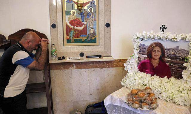Am 40. Tag nach ihrem Tod, trauern Angehörige der Melkitische Griechisch-katholische Kirche in Beit Hanina in Ost-Jerusalem um Shirin Abu Akleh.