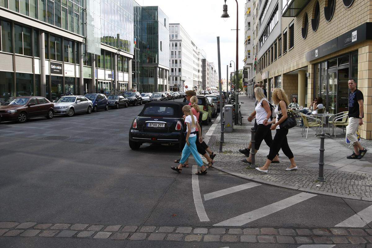 Heute erinnert ein Streifen mit Kopfsteinpflaster an den Verlauf der Mauer.