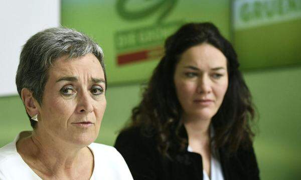 Für die Grünen zog die Wahlschlappe einen Doppelrücktritt nach sich: Nachdem die Partei nach 31 Jahren den Einzug in das Hohe Haus verpasst hatte, verabschiedete sich auch die eigens für den Urnengang etablierte "Doppelspitze": Ulrike Lunacek und Ingrid Felipe erklärten mit Tränen in den Augen ihren Rücktritt. Sie hätte gerne im Nationalrat als Klubobfrau oder in einer Regierung gewirkt, aber "all das ist jetzt nicht möglich", sagte Spitzenkandidatin Lunacek. Sie stehe zu ihrem Wort und werde nicht ins EU-Parlament zurückkehren. Felipe betonte, wenn sie den Grünen etwas Gutes tun wolle, müsse sie sich auf die Tiroler Landtagswahl konzentrieren. Das Amt der Bundesparteisprecherin schob sie an Werner Kogler weiter. 
