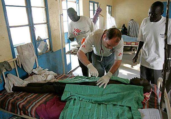 Die Organisation Ärzte ohne Grenzen erhielt den Friedensnobelpreis "in Anerkennung der bahnbrechenden humanitären Arbeit dieser Organisation auf mehreren Kontinenten."