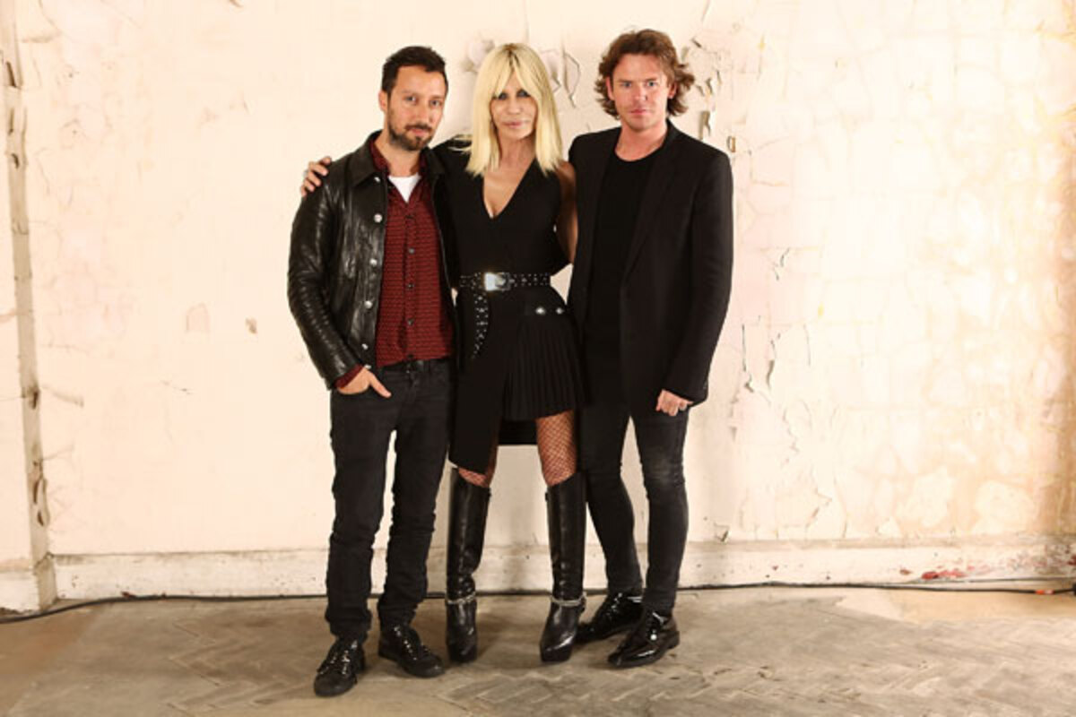 Donatella Versace mit Anthony Vaccarello (l.) und Christopher Kane.