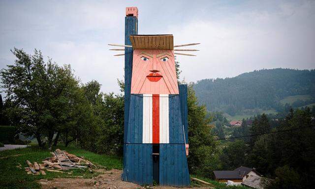 Trump-Holzstatue in Slowenien abgebrannt