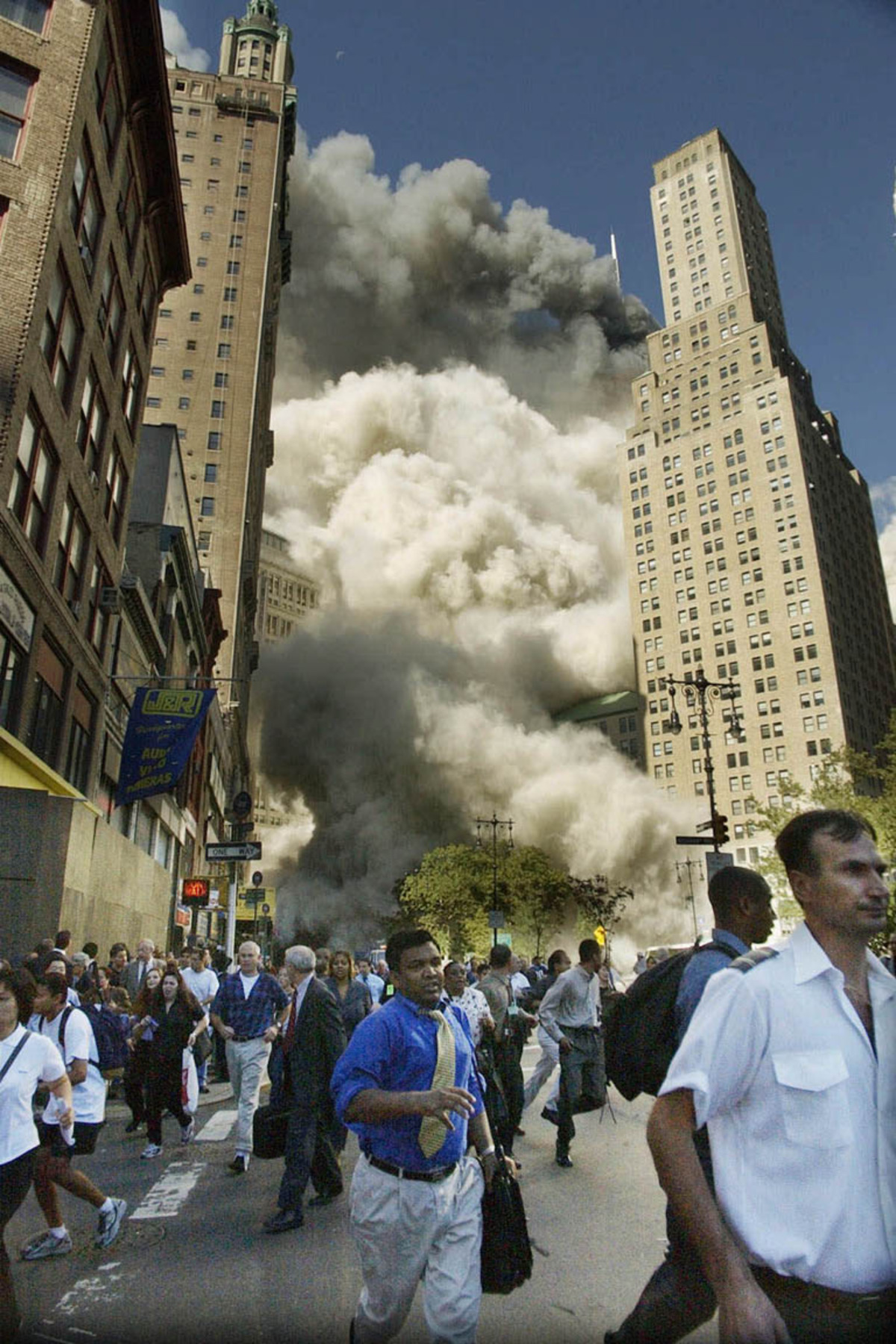 "Ich telefonierte, als es plötzlich einen Riesenrumpler gab. Ich habe geglaubt, auf der Baustelle gegenüber ist etwas explodiert. (...) Wir wurden vors World Trade Center gebracht und dort habe ich erst gesehen, dass die Türme brennen. (...) Ich bin dann am Ufer des Hudson-Rivers gestanden, als plötzlich der erste Turm eingebrochen ist. Eine gigantische Staubwolke wälzte sich durch die Straße, man sah nichts mehr, rannte nur noch weg." Augenzeugenbericht des Linzers Gerald Kaiserseder, der sich im World Trade Center aufhält.