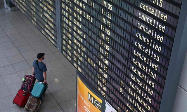 Bei der ersten Streikwelle am Freitag sind über 800 Flüge ausgefallen, 130.000 Passagiere waren betroffen.