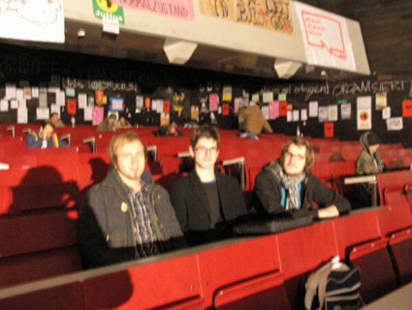 Diese Studenten werden sich darüber freuen. Denn sie wünschen sich, dass der Rektor "einfach mal Stellung zu den Forderungen nimmt". Sie berichten, dass Ratlosigkeit darüber herrscht, wie es nun weitergehen kann. Aber zumindest bleibe den Studenten das Bewusstsein, dass sie aktiv sind und schnell mobilisieren können.