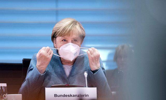 Die deutsche Kanzlerin Angela Merkel stimmt auf weitere schwierige Monate ein