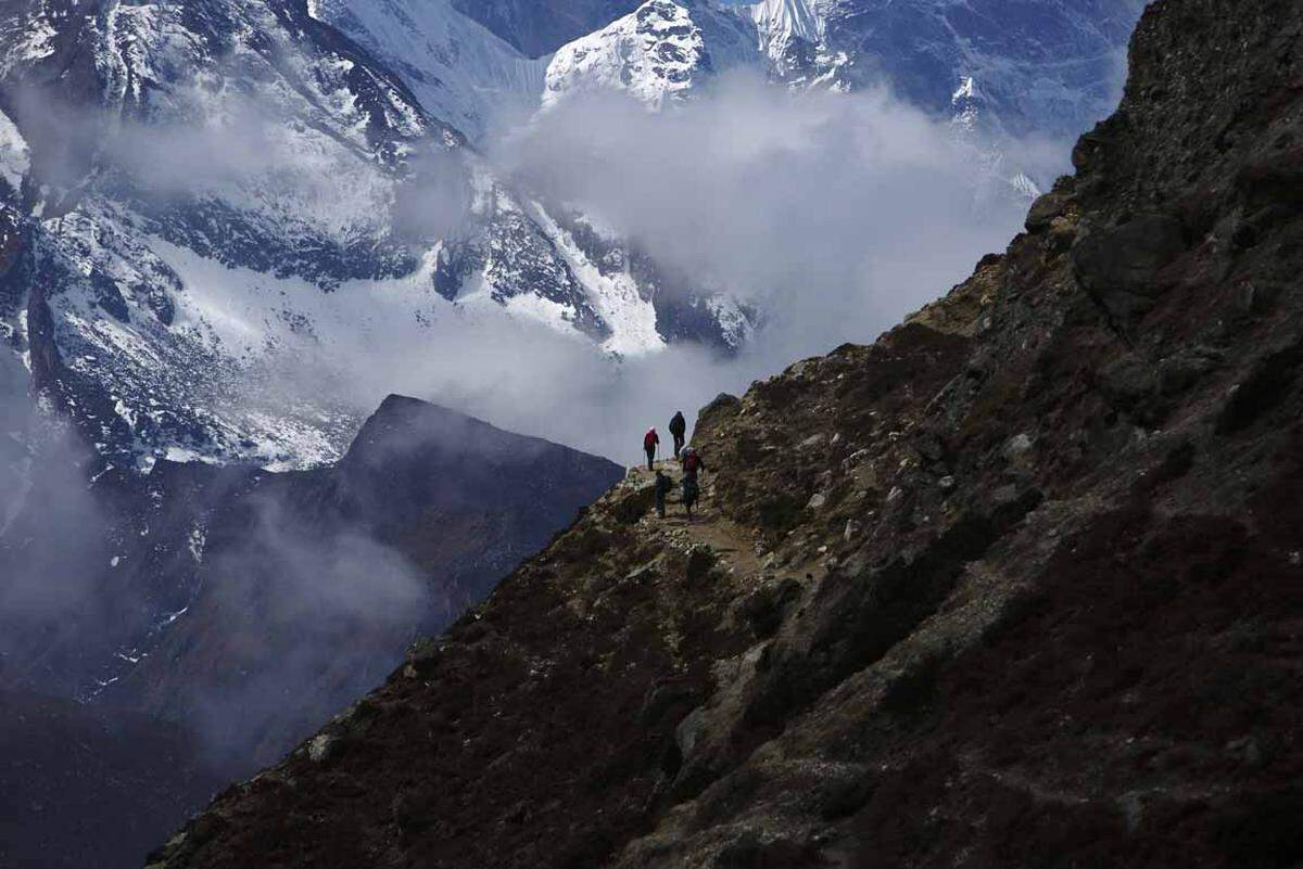 Hunderte Bergsteiger mussten ihre Versuche abbrechen, den Mount Everest zu erklimmen.