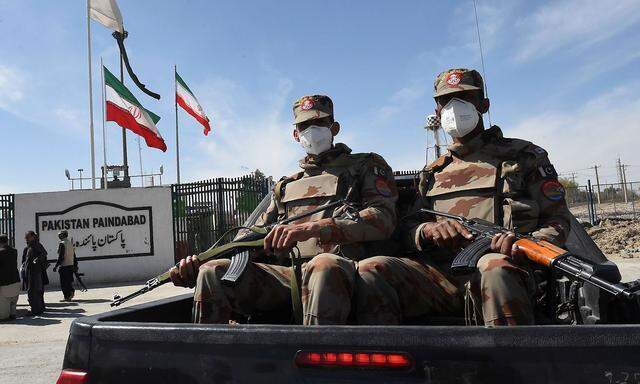 Auch Pakistan schloss die Grenze zum Iran - im Bild pakistanische Grenzsoldaten mit Schutzmasken.