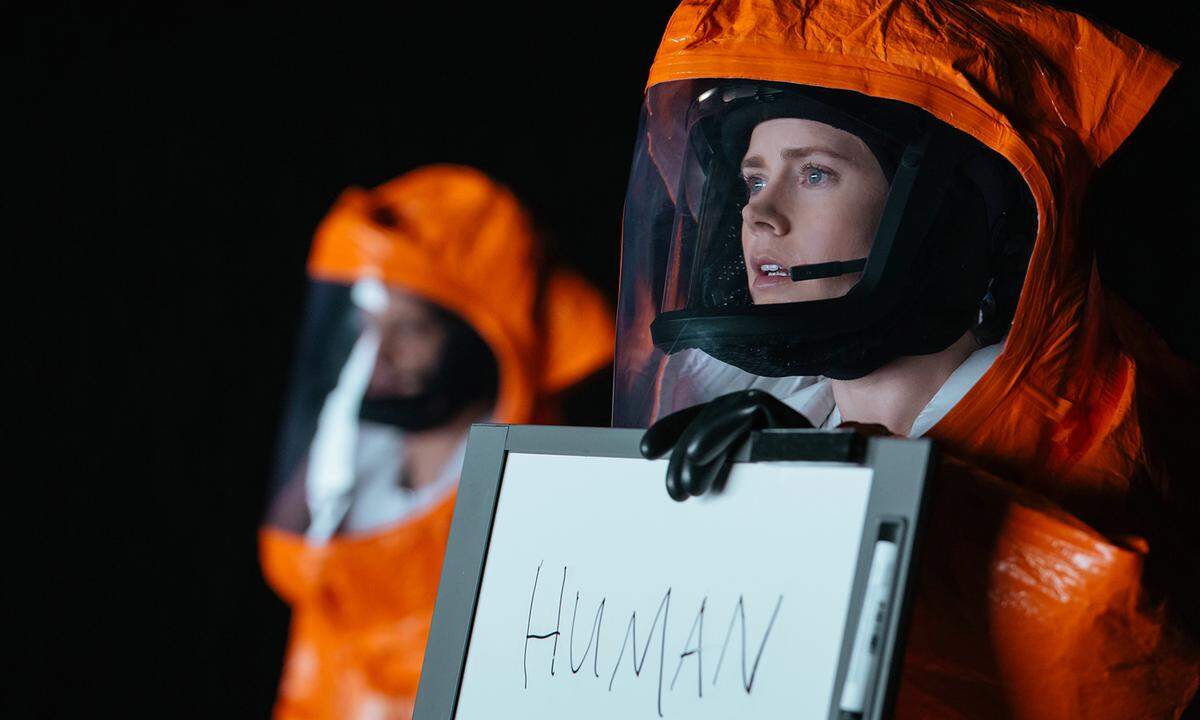 "Arrival" wurde insgesamt acht Mal nominiert, darunter auch in der Königskategorie Bester Film. In Denis Villeneuves Science-Fiction-Film landen Außerirdische auf der Erde - doch die Menschen können sich nicht mit ihnen verständigen. Linguistik-Professorin Louise Banks soll Kontakt mit ihnen herstellen. Diese wird von Amy Adams gespielt, die allerdings nicht nominiert wurde. Seit November im Kino