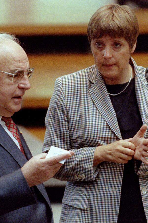 Der Kanzler folgt dem Rat, was Merkel schließlich den Spitznamen „Kohls Mädchen“ einbringt. 1991 wird Merkel Frauenministerin, drei Jahre später wechselt sie ins Umweltressort. Ihr Zug zur Macht führt Merkel schließlich nach der Schlappe für die CDU bei der Wahl 1998 ins Herz der Partei, dem Generalsekretariat.