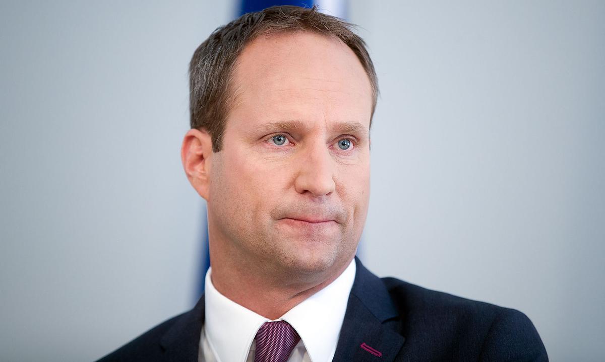 Ab Juni müssen die Pinken aber ohne ihren Parteigründer weitermachen. Völlig überraschend gibt Matthias Strolz im Mai 2018 seinen Rückzug bekannt. Er wird den Parteivorsitz und sein Nationalratsmandat aufgeben. "Ich bin der Pilot meines Leben", erklärt Strolz. Die "Stimme des Herzens" sage ihm, dass es an der Zeit sei, die Führung der Partei geordnet und planvoll zu übergeben. Sein Abgang aus dem politischen Rampenlicht lässt ihn selbst aber nicht unberührt: Gegen Ende seiner Rücktrittserklärung kämpft er mit den Tränen.