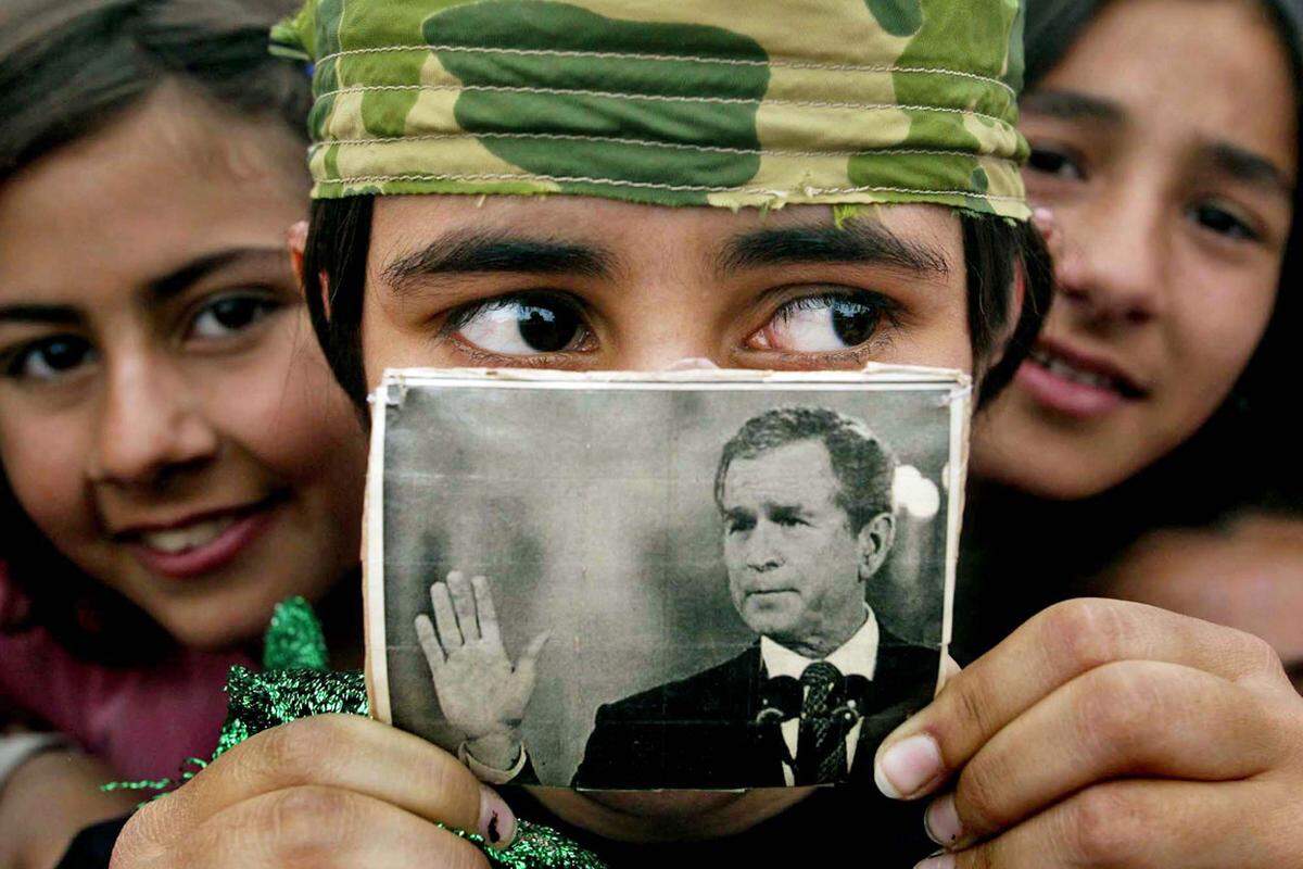 Am 20. März 2003 rief der damalige US-Präsident George W. Bush den Krieg zur "Entwaffnung des Iraks" aus - und lässt die Hauptstadt Bagdad angreifen. Man müsse die Welt vor den Massenvernichtungswaffen des Landes und der Verbindung von Machthaber Saddam Hussein zum Terrornetz al-Qaida schützen, so der Präsident.