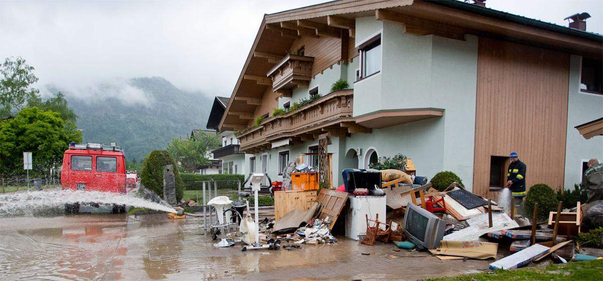 Für die Einsatzkräfte bot sich nach den Unwettern ein verheerendes Bild, zum Teil waren die Schäden enorm, insbesondere im arg getroffenen Ort Kössen im Bezirk Kitzbühel.