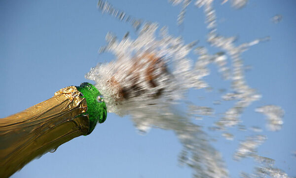 Sektflasche mit herausschiessendem Sektkorken