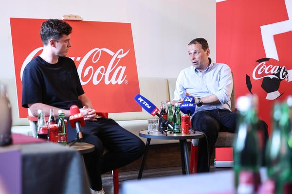 Gregoritsch und Philipp Bodzenta (Coca-Cola) im Smalltalk in Wien.