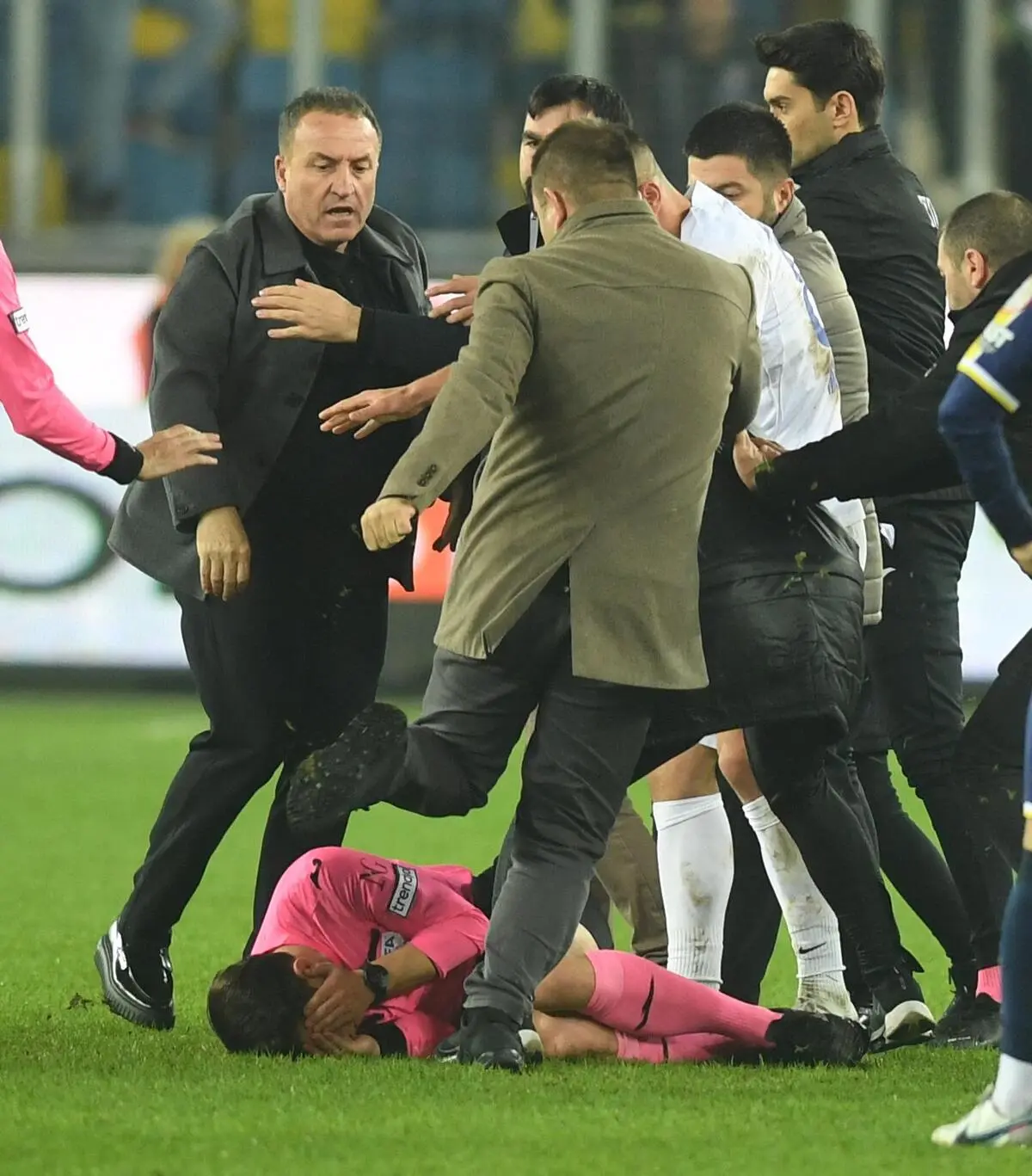 Türkische Fußballliga nach Angriff auf Referee gestoppt – DiePresse.com