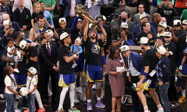 Die Golden State Warriors haben zum siebenten Mal den Titel in der National Basketball Association (NBA) gewonnen.