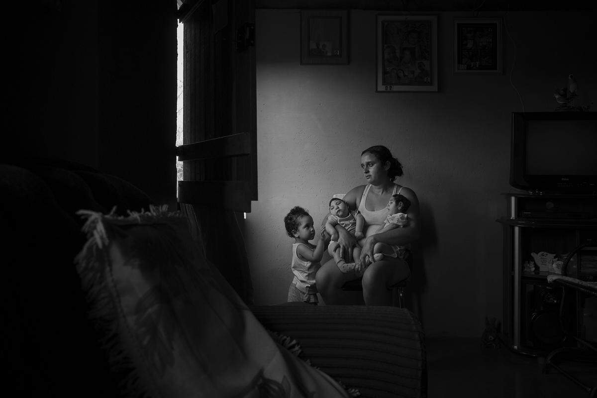 Für die Zeitung "Folha de Sao Paulo" fotografierte Lalo de Almeida Opfer des Zika-Virus. Die Zwillingsschwestern Heloisa (links) and Heloa (rechts) sind zu früh auf die Welt gekommen und haben beide Mikrozephalie, verursacht durch das Virus. Die ältere Schwester der beiden, die zweijährige Marcela, ist gesund.  