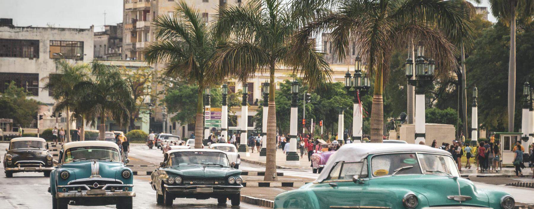 Straßenbild in Havanna, Kuba: Jahrzehntelang kamen keine neuen Autos auf die Insel. So wurde der Fahrzeugbestand aus den 1950ern notgedrungen am Laufen gehalten.