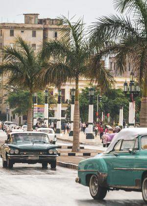 Straßenbild in Havanna, Kuba: Jahrzehntelang kamen keine neuen Autos auf die Insel. So wurde der Fahrzeugbestand aus den 1950ern notgedrungen am Laufen gehalten.