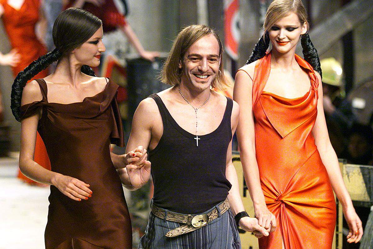 Galliano tritt als Chefdesigner beim Pariser Modehaus Christian Dior an. Er ist Nachfolger des Italieners Gianfranco Ferre.