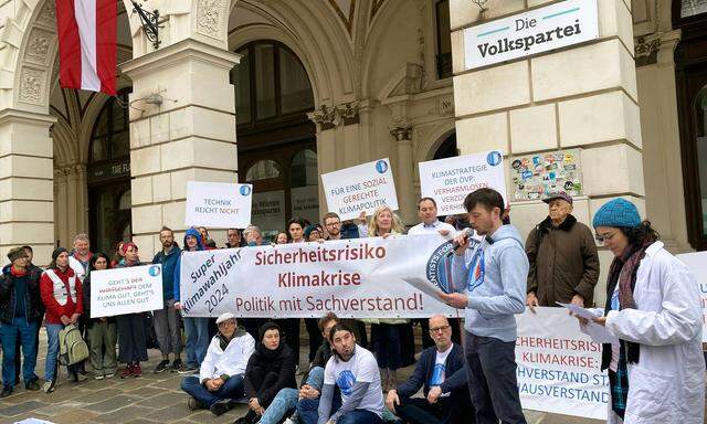 Protestaktion von „Scientists For Future Österreich“ zum Thema „Sicherheitsrisiko Klimakrise“ am 4. April 2024 vor der ÖVP - Parteizentrale in Wien. 