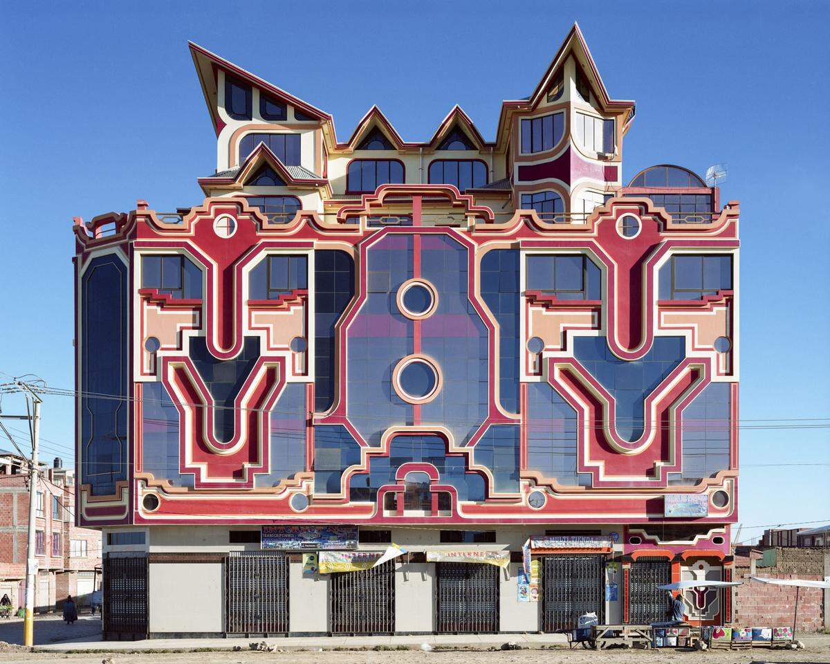 Der bolivianische Architekt Freddy Mamani ist bekannt für seine auffälligen Bauten. Seine Architektur nennt sich "nueva arquitectura andina", was so viel wie "neue Anden-Architektur" bedeutet. Fantasievoll, lebendig, individuell - die Bauwerke erinnern ein bisschen an die hiesigen Hundertwasserbauten. Wenig Material, dafür viel Farbe für das arme und graue Stadtviertel El Alto.